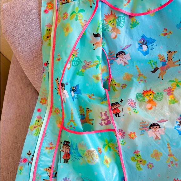 Disney It’s a Small World Women’s Raincoat Sz Large New w/o tags - Picture 7 of 15